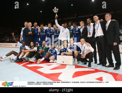 HANDBALL - OLYMPIA-QUALIFIKATION DER MÄNNER 2008 - PARIS-BERCY - 01/06/2008 - FOTO: CATHERINE STEENKESTE / DPPI FRANCE V NORWEGEN - FRANZÖSISCHE MANNSCHAFT Stockfoto