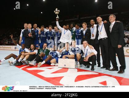 HANDBALL - OLYMPIA-QUALIFIKATION DER MÄNNER 2008 - PARIS-BERCY - 01/06/2008 - FOTO: CATHERINE STEENKESTE / DPPI FRANCE V NORWEGEN - FRANZÖSISCHE MANNSCHAFT Stockfoto