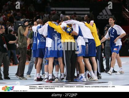 HANDBALL - MANNOLYMPIADE QUALIFYING 2008 - PARIS-BERCY - 30/05/2008 - FOTO: CATHERINE STEENKESTE / DPPI FRANCE V TUNISIE - TEAM FRANKREICH Stockfoto