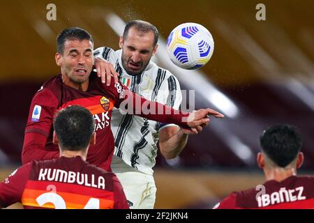 Leonardo Spinazzola von Roma (L) geht für einen Header mit Giorgio Chiellini von Juventus (R) während der italienischen Meisterschaft Serie EIN Fußballspiel zwischen AS Roma und Juventus FC am 27. September 2020 im Stadio Olimpico in Rom, Italien - Foto Federico Proietti / DPPI Stockfoto