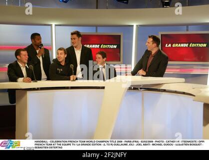 HANDBALL - FEIER FRANZÖSISCHER MANNSCHAFTSWELTMEISTER 2009 - PARIS (FRA) - 02/02/2009 - FOTO : CATHERINE STEENKESTE / DPPI FRANZÖSISCHES TEAM BEI DER EQUIPE TV / LA GRANDE EDITION - (L BIS R) GUILLAUME JOLI - JOEL ABATI - MICHAEL GUIGOU - SEBASTIEN BOSQUET - SEBASTIEN OSTERTAG Stockfoto