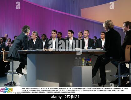 HANDBALL - FEIER FRANZÖSISCHER MANNSCHAFTSWELTMEISTER 2009 - PARIS (FRA) - 02/02/2009 - FOTO : CATHERINE STEENKESTE / DPPI FRANZÖSISCHES TEAM BEI CANAL+/THE GRAND JOURNAL - (L BIS R) CLAUDE ONESTA - LUC ABALO - JEROME FERNANDEZ - JOEL ABATI - NICOLAS KARABATIC - MICHAEL GUIGOU - THIERRY OMEYER - DANIEL NARCISSE Stockfoto