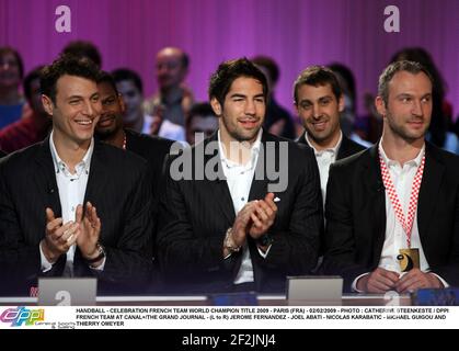 HANDBALL - FEIER FRANZÖSISCHER MANNSCHAFTSWELTMEISTER 2009 - PARIS (FRA) - 02/02/2009 - FOTO : CATHERINE STEENKESTE / DPPI FRANZÖSISCHES TEAM BEI CANAL+/THE GRAND JOURNAL - (L BIS R) JEROME FERNANDEZ - JOEL ABATI - NICOLAS KARABATIC - MICHAEL GUIGOU UND THIERRY OMEYER Stockfoto