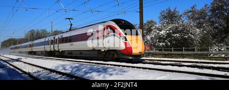 Klasse 800, LNER Azuma Zug im Schnee, East Coast Main Line Railway, Peterborough, Cambridgeshire, England, UK Stockfoto