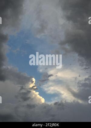 Ein atemberaubender Blick auf einen bewölkten Himmel bei Sonnenaufgang mit Die Sonne scheint hinter den Wolken Stockfoto