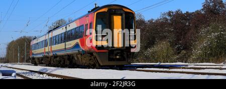 Winterschnee, 158788 EMR, East Midlands Regional Trains, East Coast Main Line Railway, Peterborough, Cambridgeshire, England, UK Stockfoto