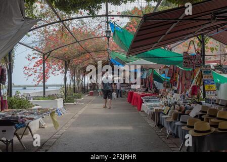 Souvenirstände am Wasser in Casco Viejo, dem historischen Viertel von Panama City, Panama Stockfoto