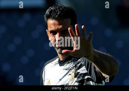 Juventus Torwart Gianluigi Buffon begrüßt während der italienischen Meisterschaft Serie A Fußballspiel zwischen SS Lazio und Juventus FC am 8. November 2020 im Stadio Olimpico in Rom, Italien - Foto Federico Proietti / DPPI Stockfoto