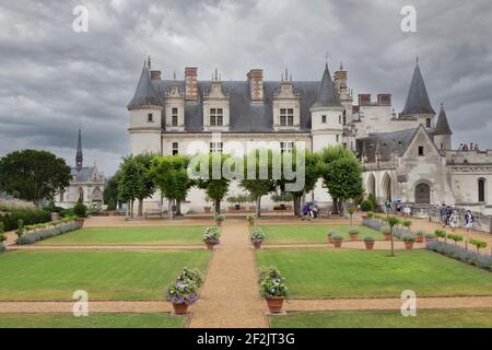 Chateau D'Amboise und seine Gärten mit einem grauen Himmel; ein 15th Jahrhundert Beispiel des mittelalterlichen Frankreich, Chateau Amboise, Amboise, Loire-Tal, Frankreich Europa Stockfoto