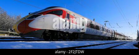 Klasse 800, LNER Azuma Zug im Schnee, East Coast Main Line Railway, Peterborough, Cambridgeshire, England, UK Stockfoto