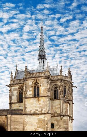 Schloss Amboise - Kapelle Saint Huberts, Teil des Schlosses D'Amboise, gesehen gegen einen Makrelenhimmel; Altstadt von Amboise, Amboise Frankreich Europa Stockfoto