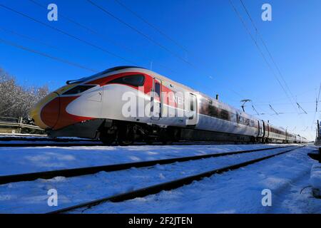 Klasse 800, LNER Azuma Zug im Schnee, East Coast Main Line Railway, Peterborough, Cambridgeshire, England, UK Stockfoto