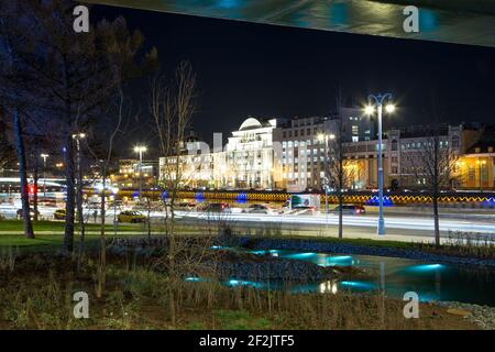 Der Nachtverkehr auf dem Moskworetski Ufer neben dem Park Sarjadje in Moskau, Russland Stockfoto