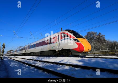 Klasse 800, LNER Azuma Zug im Schnee, East Coast Main Line Railway, Peterborough, Cambridgeshire, England, UK Stockfoto