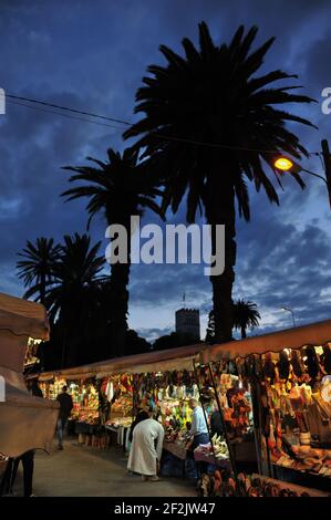 Ein marokkanischer Markt in Tanger, wo die traditionellen marokkanischen Schuhe Verkauft werden Stockfoto