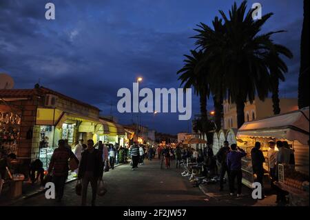 Ein marokkanischer Markt in Tanger, wo die traditionellen marokkanischen Schuhe Verkauft werden Stockfoto