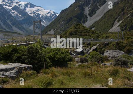 Hängebrücke auf dem Hooker Valley Track in Mount Cook National Park auf Südinsel von Neuseeland Stockfoto