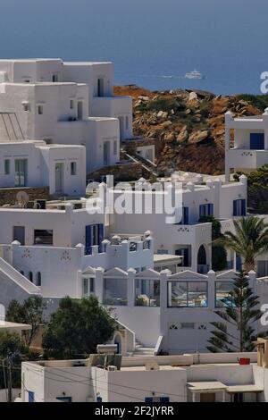 Typische Architektur und weiß getünchte Gebäude in iOS kykladen Griechenland Stockfoto