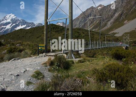 Hängebrücke auf dem Hooker Valley Track in Mount Cook National Park auf Südinsel von Neuseeland Stockfoto