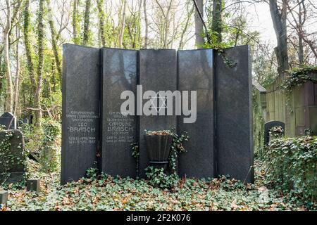 Berlin, jüdischer Friedhof Berlin Weissensee, Feld U4, Grabmauer aus fünf Stelen aus neugrünem schwedischem Granit, Davidstern, Brasch Erbbestattung Stockfoto