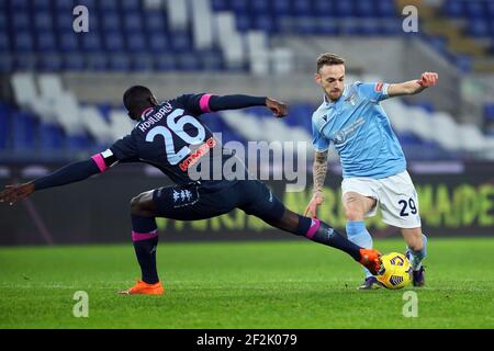 Manuel Lazzari von Latium (R) vies für den Ball mit Kalidou Koulibaly von Neapel (L) während der italienischen Meisterschaft Serie A Fußballspiel zwischen SS Lazio und SSC Neapel am 20. Dezember 2020 im Stadio Olimpico in Rom, Italien - Foto Federico Proietti / DPPI Stockfoto