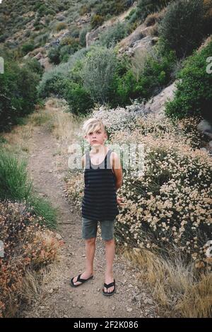 Blonde Tween steht auf einem Trail in den Bergen darüber Ojai Stockfoto