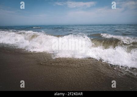 Wellenabstürze an einem Sandstrand in Kalifornien Stockfoto