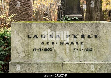 Berlin, jüdischer Friedhof Berlin Weissensee, Grabmal aus Steinblöcken, Stil der neuen Objektivität, Architekt: Mies van der Rohe Stockfoto