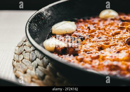 Paella in einem spanischen Restaurant Stockfoto