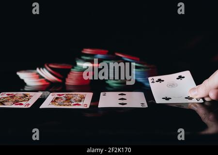 Einige Pokerkarten auf dem Tisch mit Chips Stockfoto