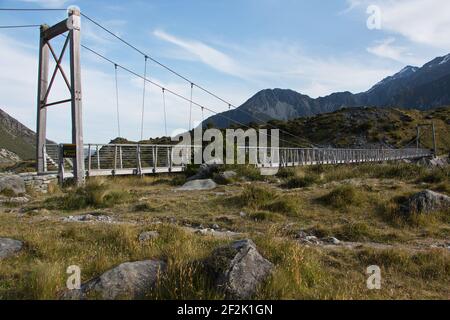 Hängebrücke auf dem Hooker Valley Track in Mount Cook National Park auf Südinsel von Neuseeland Stockfoto