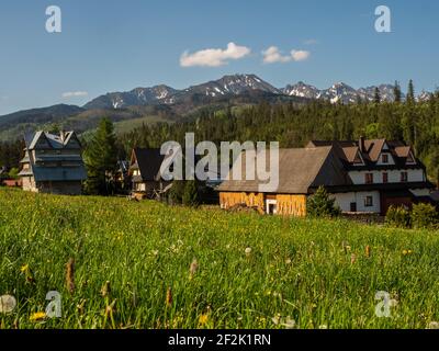 Tatry, Polen - Juni 04, 2019: kleinen polnischen Dorf in der Hohen Tatra mit dem Blick für slowakische Tatra Stockfoto