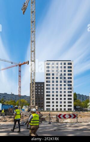 Breslau, Polen - Mai 8 2020: Baustelle auf Neubaugebiet mit schwarz-weißen Gebäuden Stockfoto