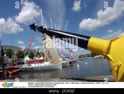 SEGELN - LA SOLITAIRE AFLELOU LE FIGARO 2007 - LEG 1 : CAEN (FRA) > CROSSHAVEN (IRL) - START - 31/07/2007 FOTO : CHRISTOPHE GUIGUENO / DPPI ILLUSTRATION FLOTTE AN DER DOCK-SEITE Stockfoto