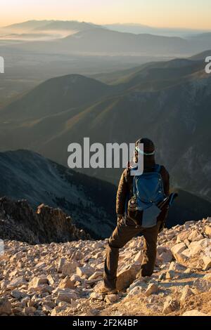 Rückansicht der Frau beim Wandern im Urlaub Stockfoto
