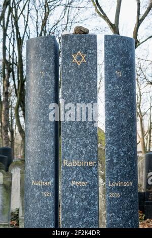 Berlin, jüdischer Friedhof Berlin Weissensee, größter erhaltener jüdischer Friedhof in Europa, Ehrenreihe, Feld A1, modernes Grab mit drei Stelen, Rabbi Levinson Stockfoto