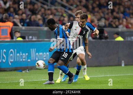 Paulo Dybala von Juventus und Kwadwo Asamoah von Inter während der italienischen Meisterschaft Serie A Fußballspiel zwischen FC Internazionale und Juventus FC am 6. Oktober 2019 im Giuseppe Meazza Stadion in Mailand, Italien - Foto Morgese-Rossini / DPPI Stockfoto