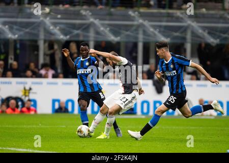 Gonzalo Higuain von Juventus erzielt ein Tor trotz Kwadwo Asamoah, Alessandro Bastoni von Inter während der italienischen Meisterschaft Serie A Fußballspiel zwischen FC Internazionale und Juventus FC am 6. Oktober 2019 im Giuseppe Meazza Stadion in Mailand, Italien - Foto Morgese-Rossini / DPPI Stockfoto