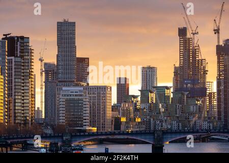 London Stadtbild bei Sonnenuntergang mit Lambeth Bridge, Wohnhäusern und der Themse, von der Westminster Bridge aus gesehen, London, Dezember 2020 Stockfoto