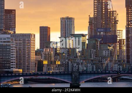 London Stadtbild bei Sonnenuntergang mit Lambeth Bridge, Wohnhäusern und der Themse, von der Westminster Bridge aus gesehen, London, Dezember 2020 Stockfoto