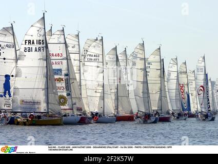 SEGELN - CLASSE MINI - MINI FASTNET 2006 - DOUARNENEZ (FRA) START - 04/06/2006 - FOTO : CHRISTOPHE GUIGUENO / DPPI 100 MINIS ON START LINE Stockfoto