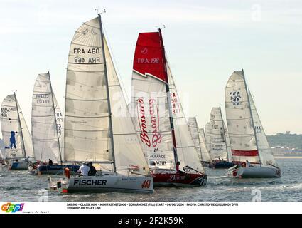 SEGELN - CLASSE MINI - MINI FASTNET 2006 - DOUARNENEZ (FRA) START - 04/06/2006 - FOTO : CHRISTOPHE GUIGUENO / DPPI 100 MINIS ON START LINE Stockfoto