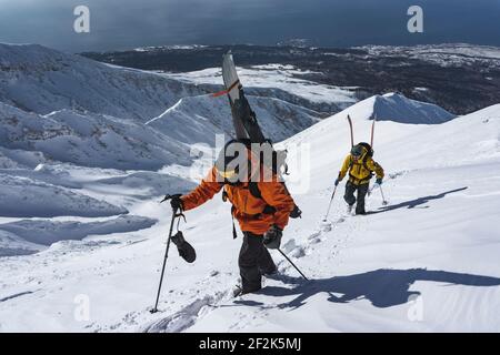 Menschen mit Ski Splitboarding auf schneebedeckten Berg Stockfoto