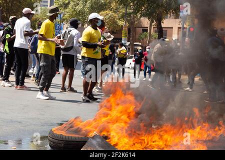 Johannesburg, Südafrika. März 2021, 12th. Studenten blockieren den Verkehr während der Demonstration.Studenten protestieren gegen die Weigerung der Wits University, Studenten mit Rückständen von Studiengebühren anzumelden. (Foto: Thabo Jaiyesimi/SOPA Images/Sipa USA) Quelle: SIPA USA/Alamy Live News Stockfoto