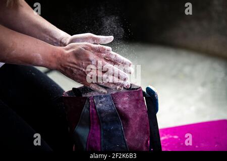 Beschnittenes Bild einer Frau, die vor dem Auftragen von Kreidepulver auf die Hände auftauchte Bouldern Stockfoto