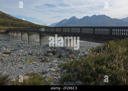 Brücke über den Bush Stream im Mount Cook Nationalpark auf Südinsel von Neuseeland Stockfoto