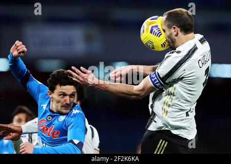 Giorgio Chiellini von Juventus (R) geht für einen Header mit Mario Rui von Neapel (L) während der italienischen Meisterschaft Serie A Fußballspiel zwischen SSC Napoli und Juventus FC am 13. Februar 2021 im Diego Armando Maradona Stadium in Neapel, Italien - Foto Federico Proietti / DPPI Stockfoto