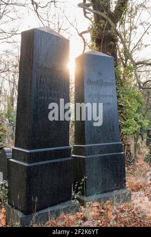 Berlin, jüdischer Friedhof Berlin Weissensee, zwei verjüngende Grabsteine Stockfoto