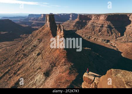 Mann, der auf einer felsigen Klippe im Canyonlands National Park steht Stockfoto