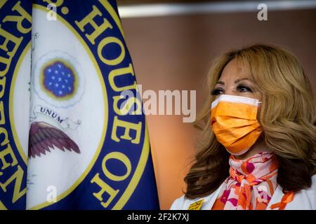 Washington, Vereinigte Staaten Von Amerika. März 2021, 11th. Die Vertreterin der Vereinigten Staaten, Lucy McBath (Demokratin von Georgien), nimmt an einer Pressekonferenz über die Verabschiedung der Gesetzgebung zur Verhinderung von Waffengewalt im US-Kapitol in Washington, DC, am Donnerstag, den 11. März 2021 Teil. Quelle: Rod Lampey/CNP Credit: dpa/Alamy Live News Stockfoto